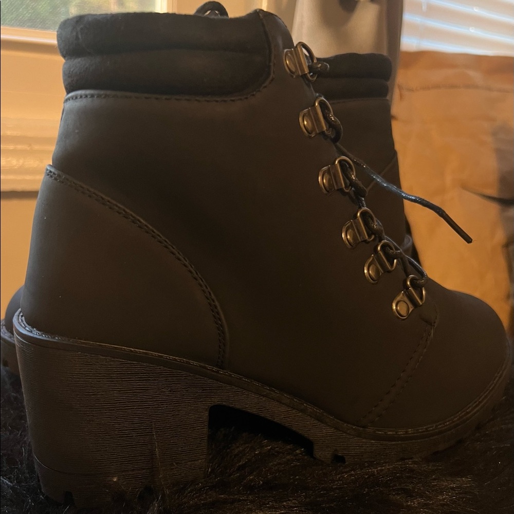 Ladies Black Boots - Picture 2 of 11